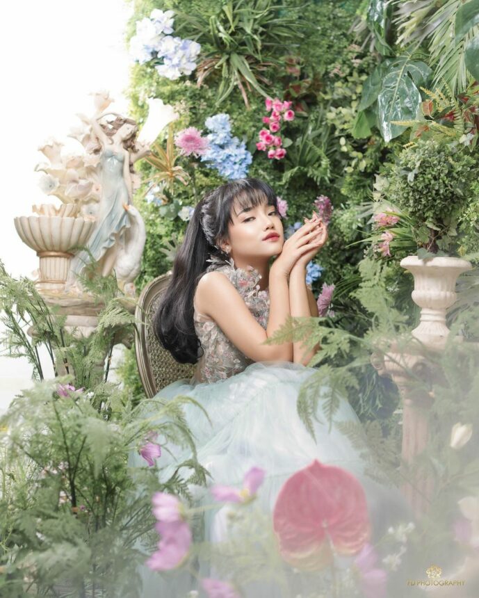 Intip Gaya Fuji Jadi Mafia VS Tinkerbell, Cantik yang Mana?