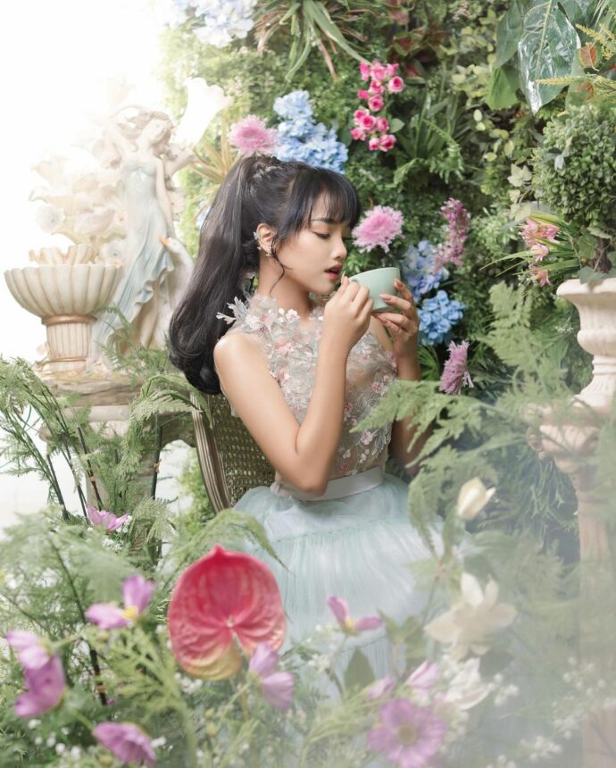 Intip Gaya Fuji Jadi Mafia VS Tinkerbell, Cantik yang Mana?
