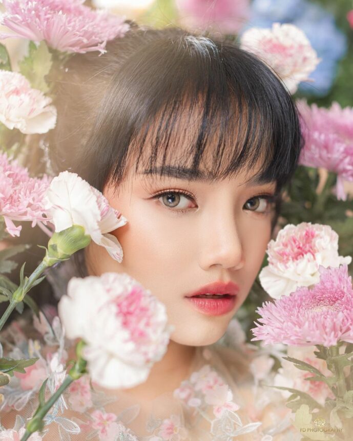 Intip Gaya Fuji Jadi Mafia VS Tinkerbell, Cantik yang Mana?