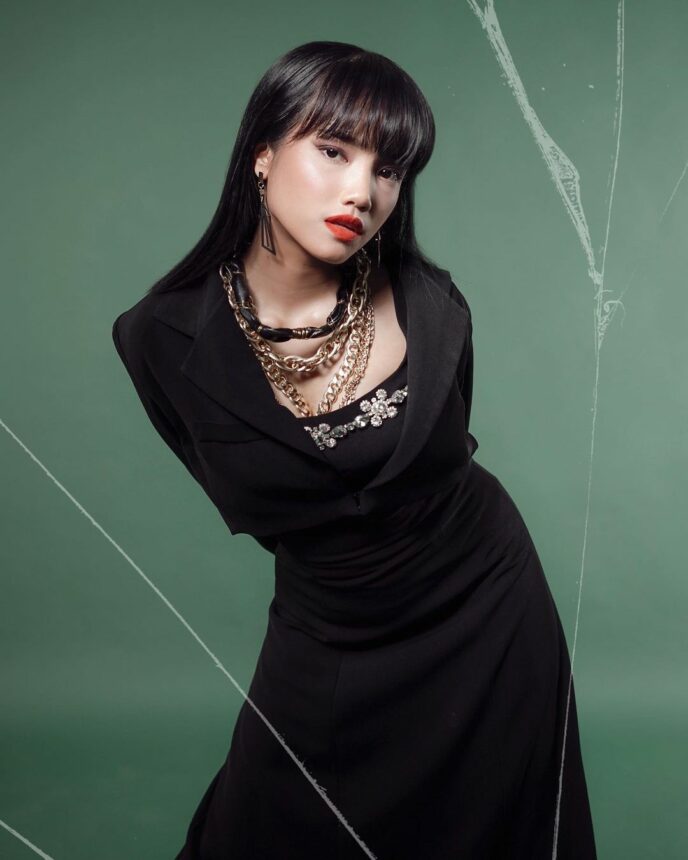 Intip Gaya Fuji Jadi Mafia VS Tinkerbell, Cantik yang Mana?