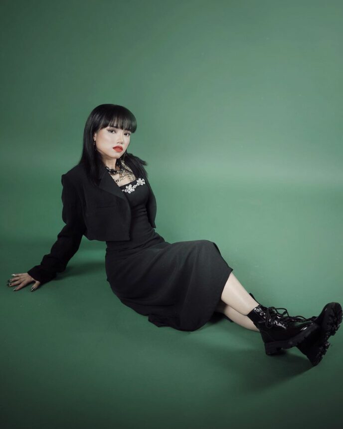 Intip Gaya Fuji Jadi Mafia VS Tinkerbell, Cantik yang Mana?