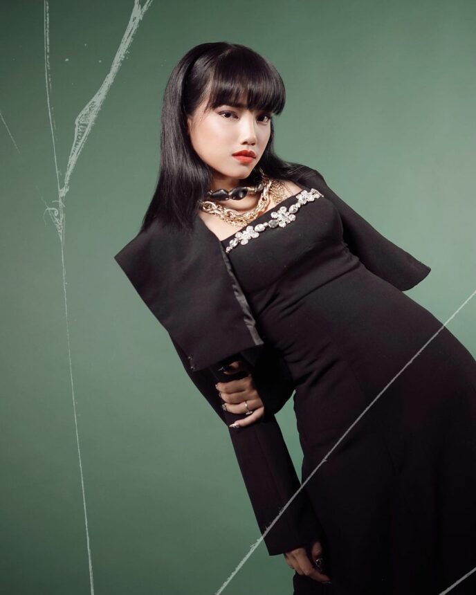 Intip Gaya Fuji Jadi Mafia VS Tinkerbell, Cantik yang Mana?