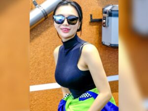 Cekricek.id - Penyanyi dangdut terkenal Wika Salim rela berdandan ala bodyguard. Hal tersebut sengaja ia lakukan, agar yang tersayang gak nakal