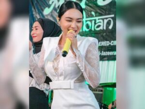 Cekricek.id - Sosok cantik Wika Salim sempat memamerkan sejumlah potretnya dengan menggunakan gaun putih saat asik berjoget.