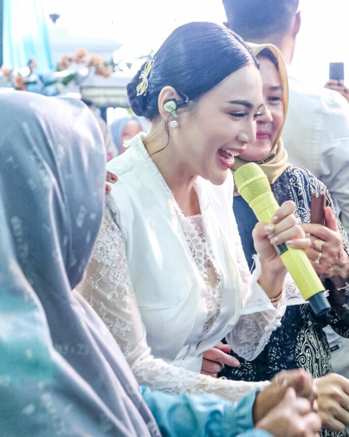 Intip Gaya Wika Salim Joget Bergaun Putih, Slide Ketiga Paling Hot