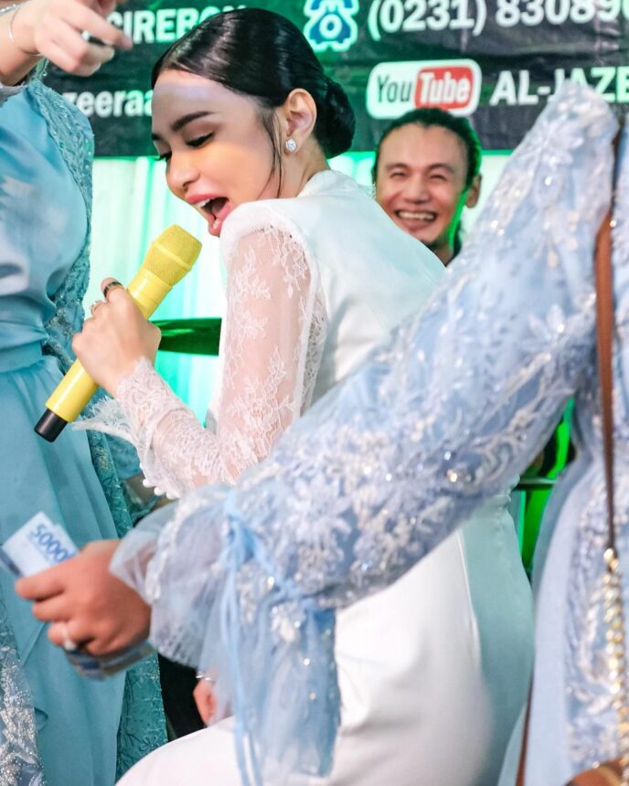 Intip Gaya Wika Salim Joget Bergaun Putih, Slide Ketiga Paling Hot