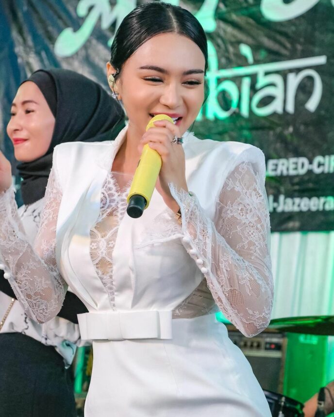 Intip Gaya Wika Salim Joget Bergaun Putih, Slide Ketiga Paling Hot