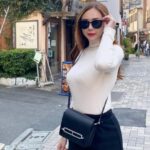 Aura Kasih belum lama ini mencuri perhatian publik dengan unggahan beberapa foto body goalsnya yang membuat kaum adam terpana.
