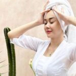 Aura Kasih membagikan foto barunya memakai handuk di kepala seperti orang yang baru keramas, fotonya itu langsung dibanjiri komentar netizen.