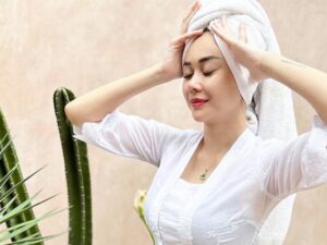 Aura Kasih membagikan foto barunya memakai handuk di kepala seperti orang yang baru keramas, fotonya itu langsung dibanjiri komentar netizen.