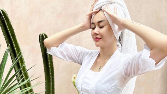 Aura Kasih membagikan foto barunya memakai handuk di kepala seperti orang yang baru keramas, fotonya itu langsung dibanjiri komentar netizen.