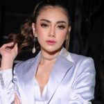 Celine Evangelista belum lama ini kepergok salah seorang warganet melakukan salat, ia pun didoakan netizen semoga istiqomah dalam ibadahnya.