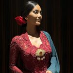 Erika Carline mengenakan kebaya merah ke kondangan adik mantan, ia tampil mempesona dengan kebaya merah menuai komentar warganet.
