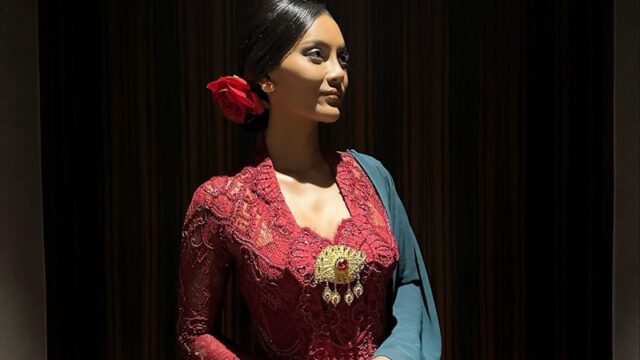 Erika Carline mengenakan kebaya merah ke kondangan adik mantan, ia tampil mempesona dengan kebaya merah menuai komentar warganet.