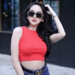 Hana Hanifah mengunggah foto baru lewat akun Instagram pribadinya hanya memakai tanktop pendek hingga memperlihatkan perut mulusnya.