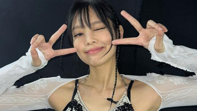 Jennie Blackpink mendapat gelar baru setelah konser di Indonesia, yaitu digelari Dewi Angin karena sering cari angin saat konser di GBK.