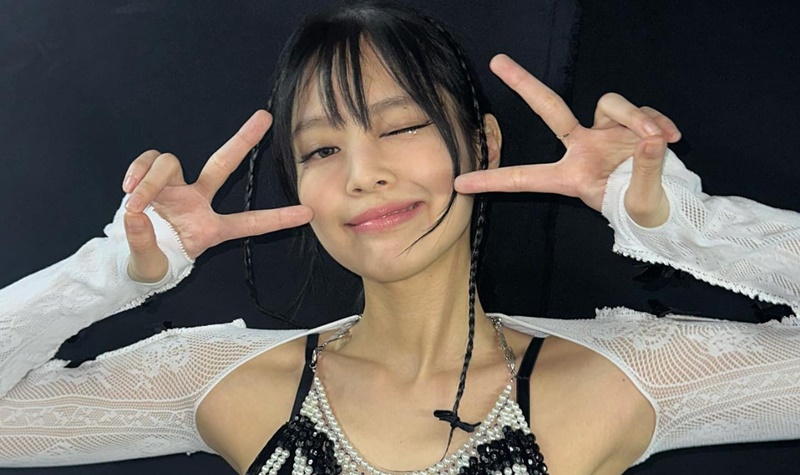 Jennie Blackpink mendapat gelar baru setelah konser di Indonesia, yaitu digelari Dewi Angin karena sering cari angin saat konser di GBK.