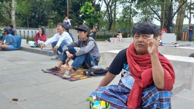 Cekricek.id, Berita Viral - Viral, Lomba Melamun Selama 1 Jam, Kostum Peserta Jadi Sorotan