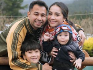 Nama Raffi Ahmad kembali jadi trending topik di media sosial setelah dikabarkan melakukan video call dengan seorang wanita berhijab di Jepang.