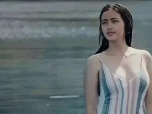 Ranty Maria mendapat komentar pedas dari netizen usai mengunggah foto seksinya yang hanya memakai bikini saat mandi dipantai.