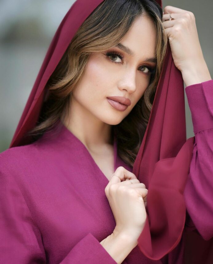 Cekricek.id, Berita Seleb dan Berita Artis - Cinta Laura Pakai Selendang dan Gamis, Aura Wanita Sholehanya Bikin Terpukau
