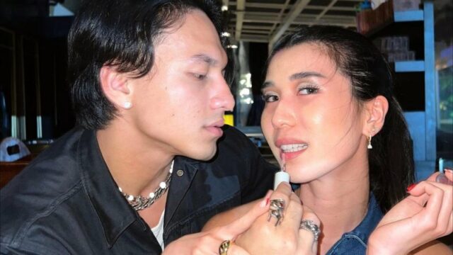 Cekricek.id, Berita Seleb dan Berita Artis - Jefri Nichol Poles Lipstik ke Bibir Wanita, Netizen: Kamu Terlalu Ramah
