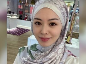Cekricek.id, Berita Seleb dan Berita Artis – Ayana Moon, selebgram asal Korea Selatan yang sudah menjadi mualaf saat duduk di bangku SMA ini sukses mengejutkan pernggemar dengan fakta baru yang disampaikannya. Selama menyandang status jomblo, ternyata ada banyak orang yang mengantre untuk melamar dirinya sebagai calon istri.