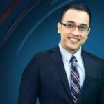 Cekricek.id, Berita Seleb dan Berita Artis – Aiman Witjaksono, jurnalis senior yang sering tampil di layar kaca sebagai penyiar itu ternyata memiliki kisah di balik layar yang haru dan mengejutkan. Saat menceritakan masa lalunya saat memutuskan menjadi seorang mualaf, ada kisah unik yang membuat orang penasaran untuk mendengarkan lebih lanjut.