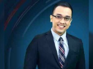 Cekricek.id, Berita Seleb dan Berita Artis – Aiman Witjaksono, jurnalis senior yang sering tampil di layar kaca sebagai penyiar itu ternyata memiliki kisah di balik layar yang haru dan mengejutkan. Saat menceritakan masa lalunya saat memutuskan menjadi seorang mualaf, ada kisah unik yang membuat orang penasaran untuk mendengarkan lebih lanjut.