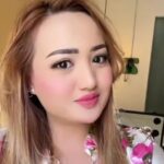 Cekricek.id, berita seleb dan berita artis - Selebgram Lina Mukherjee Sesumbar Tak Takut Konsumsi Babi, Tuai Kecaman Keras dari Warganet