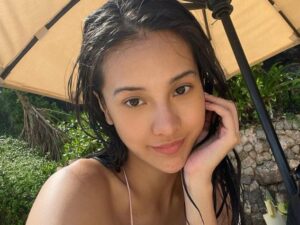 Cekricek.id, Berita Seleb dan Berita Artis – Anya Geraldine disentil netizen saat dirinya membagikan beberapa foto dalam salah satu unggahan media sosialnya dengan outfit bikini. Penampilannya yang begitu terbuka dikaitkan dengan momen Ramadhan yang sebentar lagi akan datang.