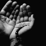 Cekricek.id, Portal Islam – Ziarah kubur merupakan salah satu tradisi yang rutin dijalakan umat muslim sebelum datangnya bulan Ramadhan. Kebiasaan yang sudah turun-temurun ini pun bagi sebagian orang sudah dianggap sebagai suatu keharusan.