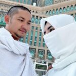Cekricek.id, Berita Seleb dan Berita Artis – Angga Wijaya, mantan suami pedangdung Dewi Perssik rupanya telah menikah lagi. Setelah beberapa waktu lalu dirinya memamerkan kemesraan dengan seorang perempuan di tepi pantai, kini dia dan wanita yang diduga sama tengah menjalankan ibadah umrah di tanah suci.