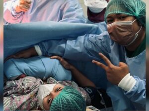 Cekricek.id, Berita Seleb dan Berita Artis – Marshel Widianto membuat jagad dunia maya heboh dengan unggahannya yang memamerkan potret kelahiran anak pertamanya. Pria yang sempat dikabarkan menjalin hubungan dengan Celine Evangelista ini rupanya telah cukup lama menikah.