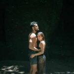 Cekricek.id, Berita Seleb dan Berita Artis – Wulan Guritno kembali mengumbar kemesraan dengan kekasih brondongnya, Sabdayagra Ahessa. Seperti dalam sebuah foto yang memperlihatkan keduanya saling berpelukan dengan outfit yang cukup terbuka. Perbedaan tinggi badan dan usia pun ramai diperbincangkan.