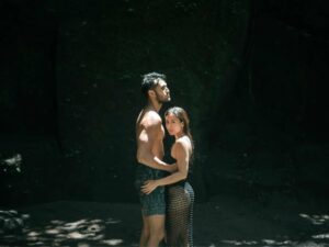 Cekricek.id, Berita Seleb dan Berita Artis – Wulan Guritno kembali mengumbar kemesraan dengan kekasih brondongnya, Sabdayagra Ahessa. Seperti dalam sebuah foto yang memperlihatkan keduanya saling berpelukan dengan outfit yang cukup terbuka. Perbedaan tinggi badan dan usia pun ramai diperbincangkan.