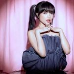 Cekricek.id, Berita Seleb dan Berita Artis – Fuji kembali memamerkan sejumlah foto hasil pemotretan yang dia lakukan. Kali ini, mantan kekasih Thariq Halilintar itu tampil dengan memakai gaun dengan model kipas ditambah rambut panjang yang dikuncir dua. Aura selebriti yang dimilikinya sontak mencadi pembicaraan di kalangan netizen.