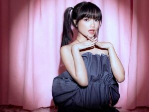 Cekricek.id, Berita Seleb dan Berita Artis – Fuji kembali memamerkan sejumlah foto hasil pemotretan yang dia lakukan. Kali ini, mantan kekasih Thariq Halilintar itu tampil dengan memakai gaun dengan model kipas ditambah rambut panjang yang dikuncir dua. Aura selebriti yang dimilikinya sontak mencadi pembicaraan di kalangan netizen.