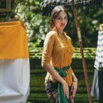 Cekricek.id, Berita Seleb dan Berita Artis – Anya Geraldine tuai sorotan setelah dirinya membagikan sebuah foto beserta ucapan perayaan Nyepi. Dalam potretnya, dia tampak mengenakan kebaya tradisional lengkap dengan selendang yang terlilit di pinggan serta rok kain bermotif batik. Saat itu, dia tengah berada di sebuah Pura yang terletak di Ubud, Bali.