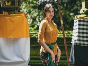 Cekricek.id, Berita Seleb dan Berita Artis – Anya Geraldine tuai sorotan setelah dirinya membagikan sebuah foto beserta ucapan perayaan Nyepi. Dalam potretnya, dia tampak mengenakan kebaya tradisional lengkap dengan selendang yang terlilit di pinggan serta rok kain bermotif batik. Saat itu, dia tengah berada di sebuah Pura yang terletak di Ubud, Bali.