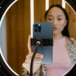 Cekricek.id – Platform media sosial TikTok baru saja mengumumkan kebijakan baru bagi penggunanya yang masih berusia remaja. Aturan tersebut membatasi waktu berselancar bagi orang-orang yang memiliki batas umur di bawah 18 tahun agar tak menjadi kecanduan.