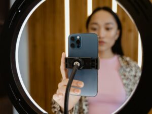 Cekricek.id – Platform media sosial TikTok baru saja mengumumkan kebijakan baru bagi penggunanya yang masih berusia remaja. Aturan tersebut membatasi waktu berselancar bagi orang-orang yang memiliki batas umur di bawah 18 tahun agar tak menjadi kecanduan.