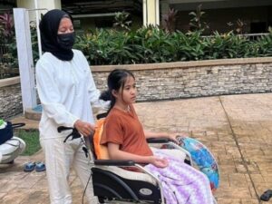 Cekricek.id, Berita Seleb dan Berita Artis – Puteri Rafasya, artis cilik asal Malaysia ini harus mengalami nasib naas setelah dirinya menjadi korban prank teman-temannya di sekolah. Divonis mengalami kelumpuhan sementara, anak perempuan itu sekarang tak bisa berjalan seperti biasanya.