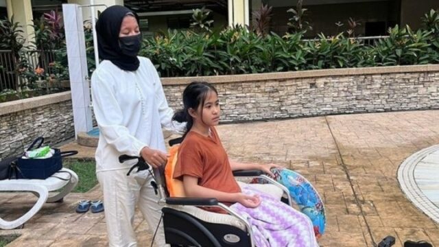 Cekricek.id, Berita Seleb dan Berita Artis – Puteri Rafasya, artis cilik asal Malaysia ini harus mengalami nasib naas setelah dirinya menjadi korban prank teman-temannya di sekolah. Divonis mengalami kelumpuhan sementara, anak perempuan itu sekarang tak bisa berjalan seperti biasanya.