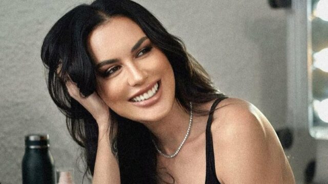 Cekricek.id, Berita Seleb dan Berita Artis – Shopia Latjuba merupakan salah satu artis yang penampilan awet mudanya selalu menuai sanjungan. Di usianya yang sudah 52 tahun serta anak sulungnya juga sudah menikah dan membangun rumah tangga, namus aktris dan model kebangsaan Indonesia ini tetap tak menunjukkan penuaan yang signifikan.