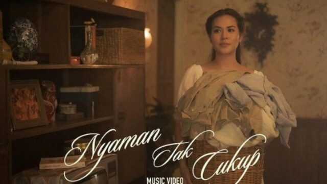 Cekricek.id, Musik – Raisa belum lama ini merilis lagu barunya yang bertajuk “Nyaman Tak Cukup”. Bercerita tentang seseorang yang diselingkuhi oleh pasangannya dengan alasan terlalu nyaman. Dia ingin ada tantangan, namun hal itu tak didapatkan karena hubungan yang adem ayem.