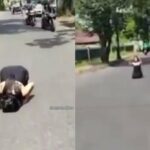Cekricek.id, Berita Viral – Seorang wanita yang hanya dibalut kemben dari kain hitam sukses mencuri perhatian karena aksi nekatnya. Tanpa menghiraukan orang lain, dia memeragakan gerakan salat di tengah jalanan aspal sambil ditemani kendaraan yang berlalu-lalang.