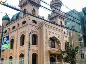 Cekricek.id, Portal Islam – Meski tergolong minoritas, namun di Jepang ternyata juga masjid besar yang berdiri kokoh dan sudah berumur tua. Itu adalah Masjid Kobe, yang berhasil membuat banyak orang takjub karena tetap berdiri tegak meski pernah ditimpa dua bencana besar.