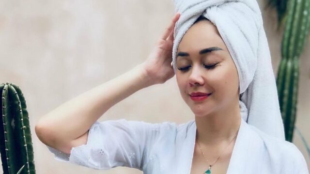 Cekricek.id, Berita Seleb dan Berita Artis – Aura Kasih merasa pusing dengan lika-liku perjalanan cintanya. Tampaknya patah hati yang pernah dirasakan sebelumnya masih membayangi artis cantik itu, bahkan sampai saat ini dia masih betah menyandang statusnya sebagai seorang janda.