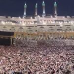 Cekricek.id, Berita Viral – Salat Jumat pertama di Masjidil Haram pada minggu pertama Ramadhan tahun ini sukses membuat banyak orang terkesima. Pasalnya, jika dilihat dari atas, para jemaah yang ramai memadati tempat ibadah umat muslim ini terlihat seperti lautan manusia yang memenuhi setiap sudutnya.